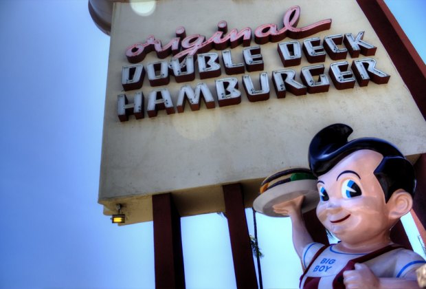 LA Restaurants with Outdoor Dining for Kids: Bob's Big Boy has loads of outdoor seating