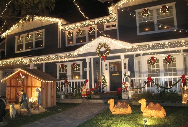 Best Christmas Light Displays And Christmas Lights On Houses In Los Angeles Mommypoppins Things To Do In Los Angeles With Kids