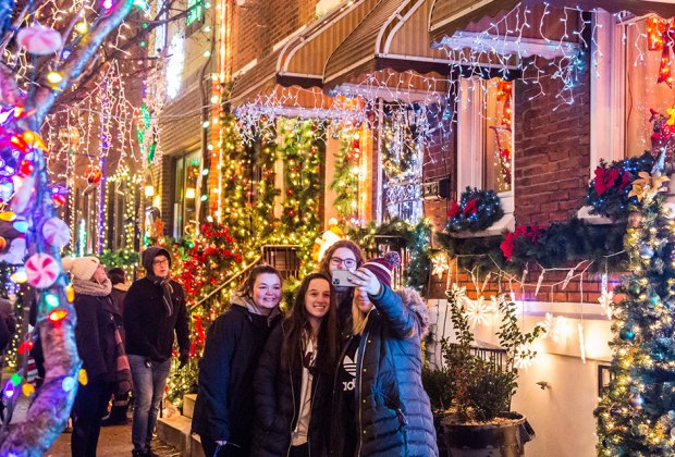 Take a sparkling selfie at the Miracle on South 13th Street. Photo by K. Kelly for Visit Philadelphia